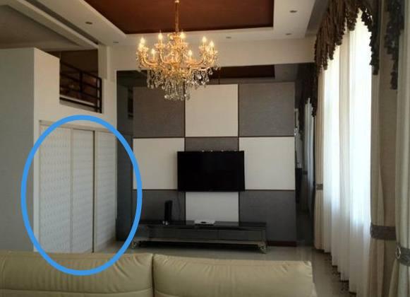 买个迷你蜗居房,直接把床装在衣柜顶上,真是活久见了!