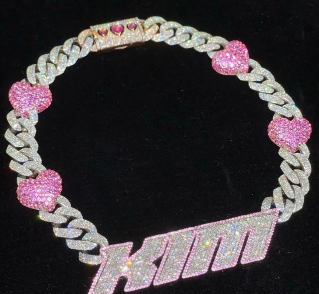 金·卡戴珊|41岁金卡戴珊嘟起厚唇,炫出定制钻石链,骄傲晒鲜肉男友的皮肤