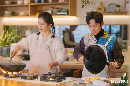 |谢娜这把赚大了，五公专属舞台穿亮色礼服抢戏姐姐，浓妆艳抹形象大变