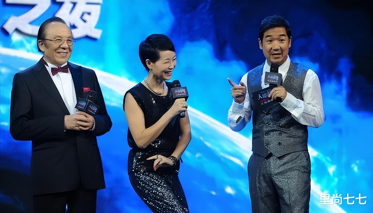 叶童|叶童怎么老成这样！满头白发穿得都很奶奶范，朋友镜头下太沧桑