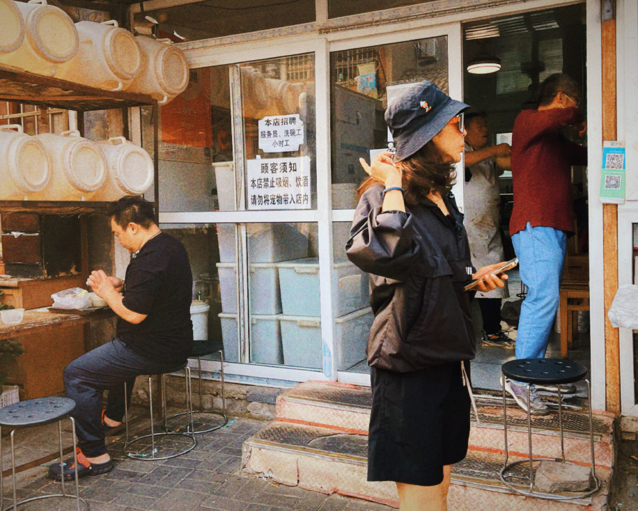 孙悦|孙悦街边上骑车庆祝国庆！踩万元单车十分霸气，一双小腿全是肌肉