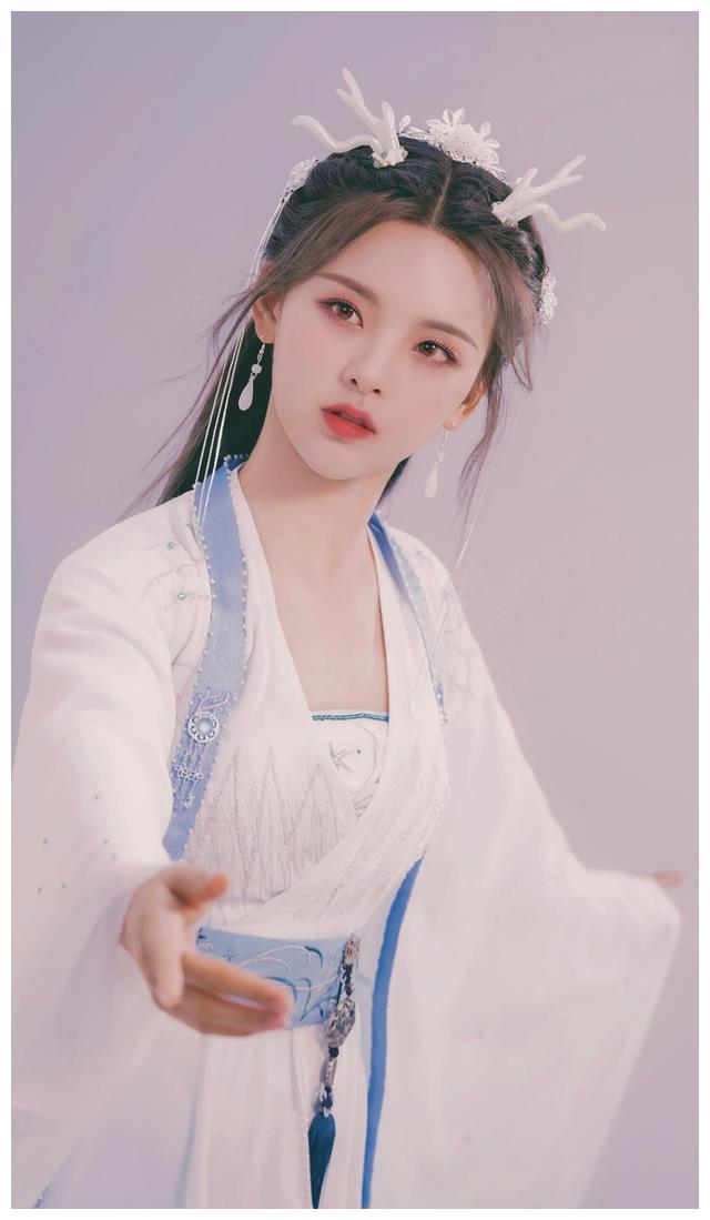 杨超越|杨超越的“小龙女”造型,刷新了我对她“美貌”的认知