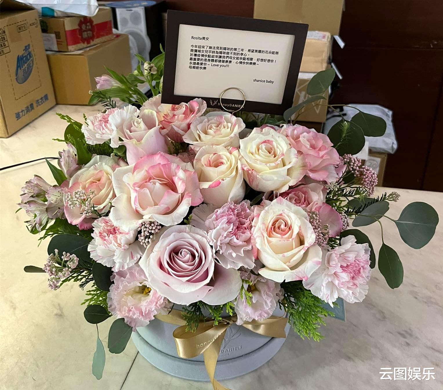 |李宗盛前妻罕晒母女合影庆祝母亲节,大女儿美貌出众,已定居日本