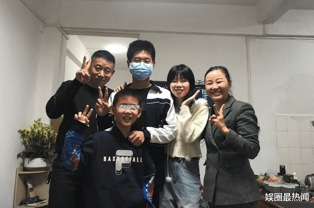 孙悦|时隔14年的合影！孙悦与孙卓相见，弟弟孙辉弹琴唱歌嗨唱全场