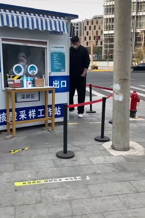 林青霞|姚明街边做核酸被围观！个子被路人高一大截，当场大声呵斥偷拍者