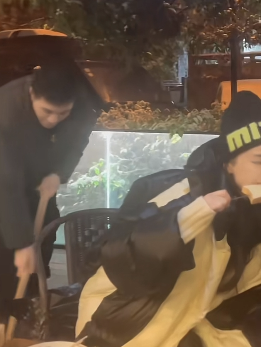 黄圣依|黄圣依久违秀恩爱,杨子为老婆扫雪显卑微,获对方喂食得意洋洋