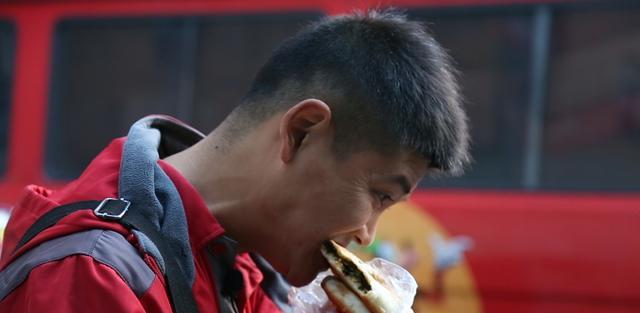 快递员|刘强东承诺干满5年买房,工作13年的0001号快递员,现在怎样了?