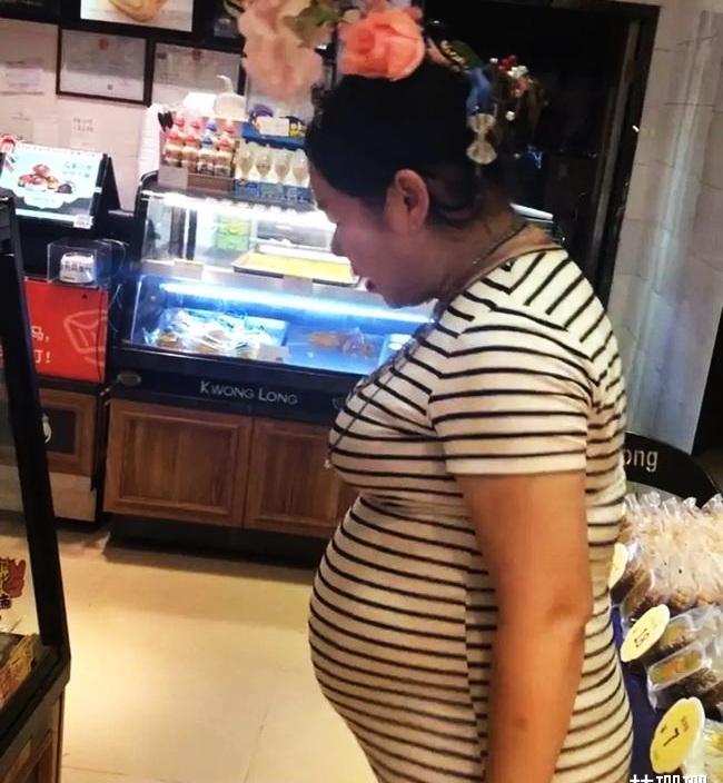 流浪在东莞街头的可怜女子!全身戴满奢侈品,目测已经怀孕