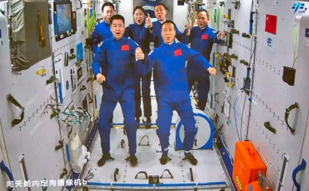 今天,女航天员刘洋将到达地球!能成为第一位航天女将军吗?