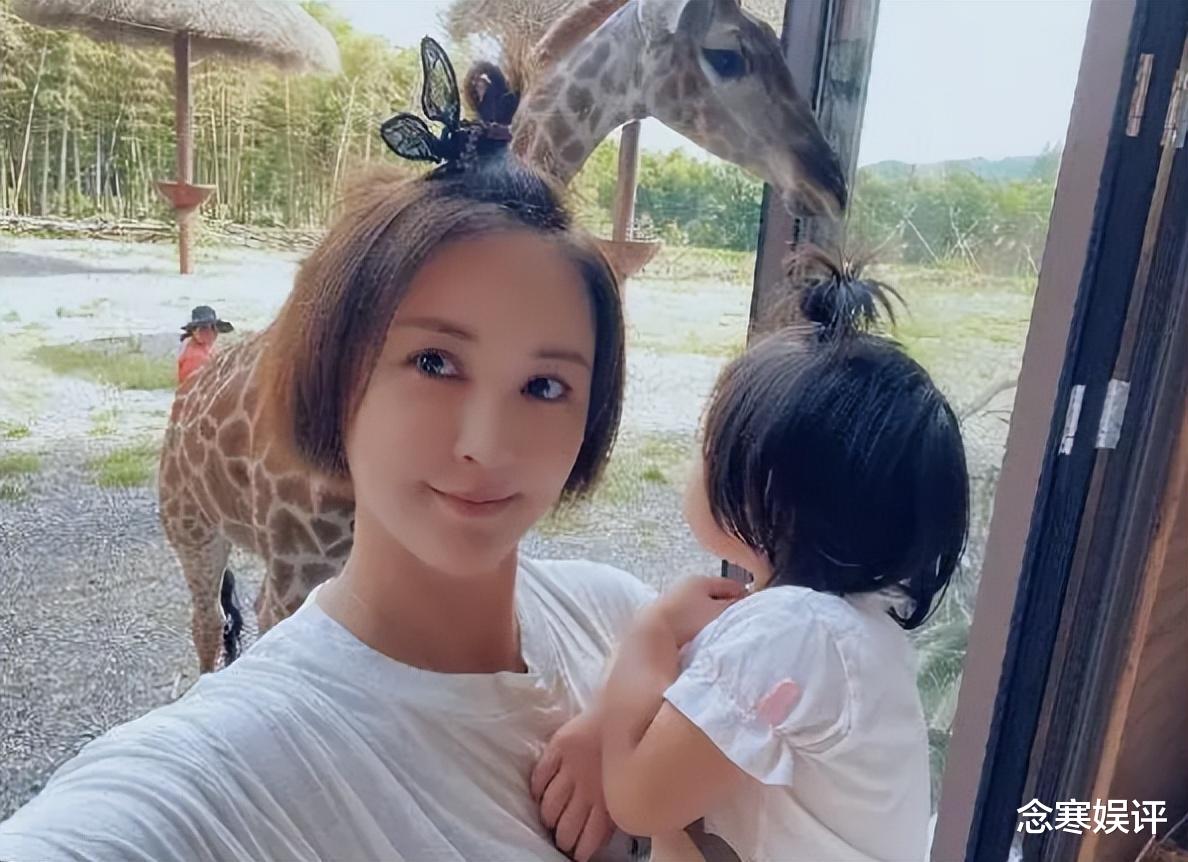 宋茜|张歆艺自曝全家被感染，分享居家隔离治疗方法，吃药喝水心态要好