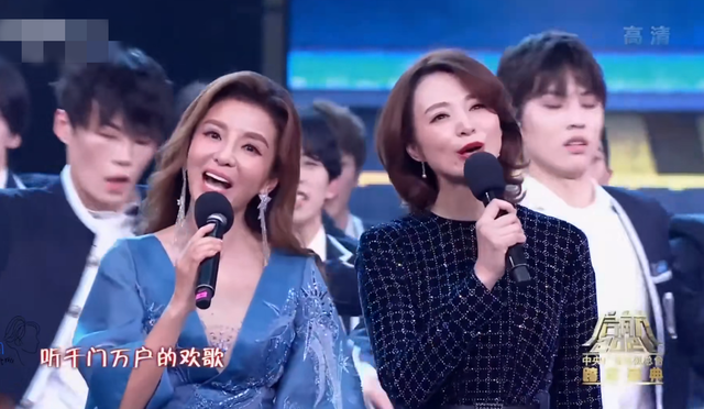 董卿|48岁董卿久违露面,发际线上移脑门锃亮,下巴尖锐脸变僵硬仍优雅