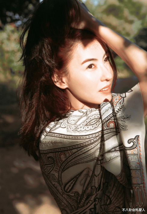 董洁|同样20岁的年纪，一个亭亭玉立，一个“土”成大妈，差距真大啊