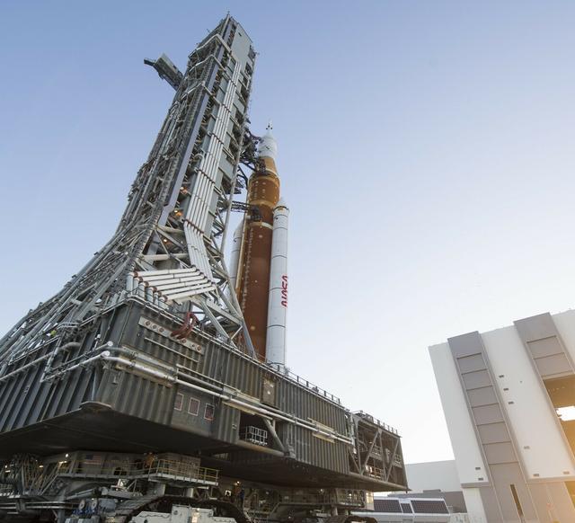 为8月底正式发射做准备,NASA新登月火箭SLS将再次返回总装大楼