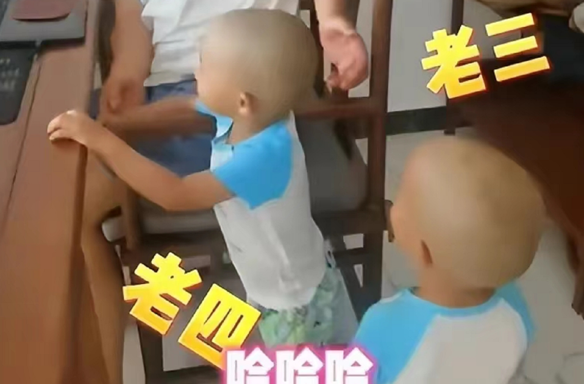 陈佩斯|陈佩斯双胞胎孙子首次曝光！学爷爷剃光头呆萌可爱，穿休闲装超萌