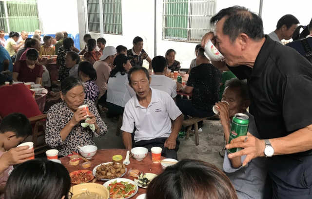 2020年儿子收到清华通知书,父母宴请全村,村民:通知书有错字
