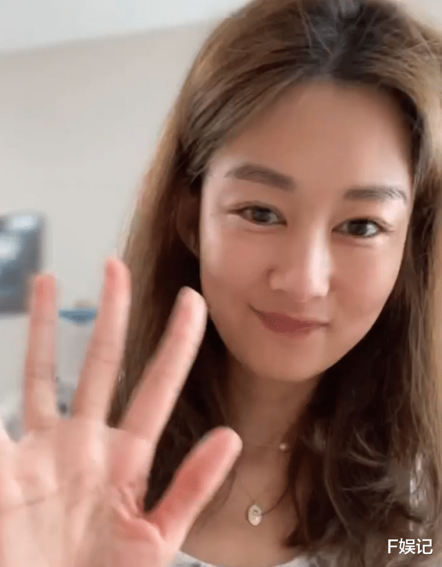 李沁|前TVB花旦岑丽香自曝1岁儿子已经会帮手 暖心主动帮自己拧瓶盖