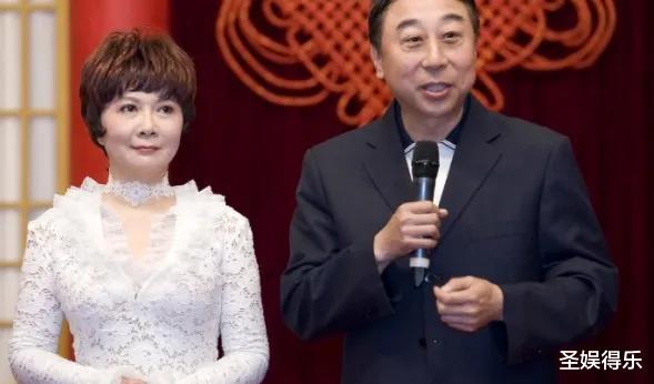 冯巩|冯巩老婆照片曝光，两人同框像父女，难怪隐藏39年之久！