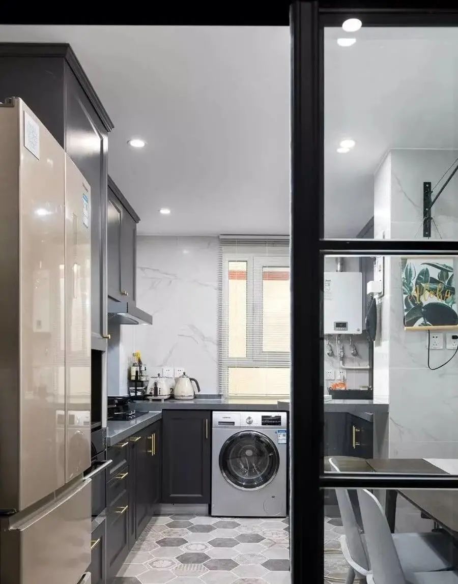 家装选择玻璃厨房到底好不好,玻璃厨房使用需要注意的事项有哪些