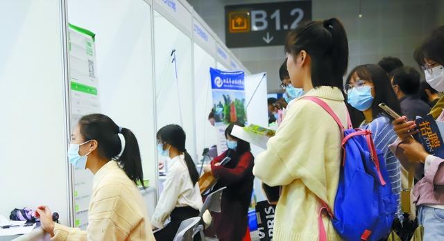 00后|私企“工作照”火了，诠释90后和00后的工作态度，网友：人间真实