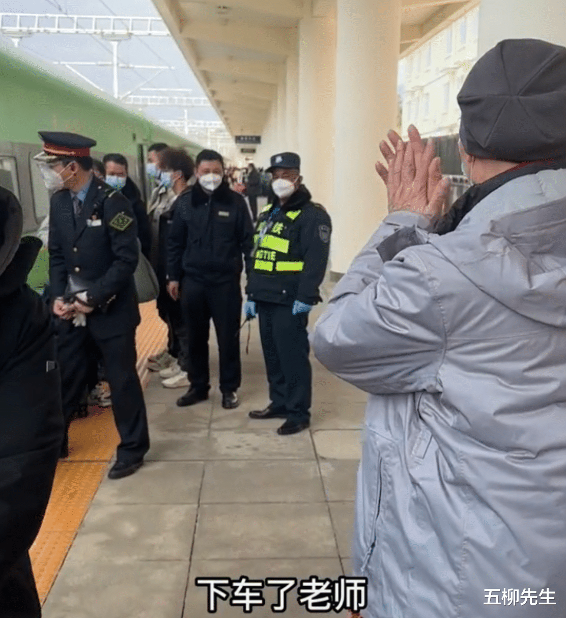 接地气!散打评书表演艺术家李伯清坐火车攀枝花过年,眉毛已花白