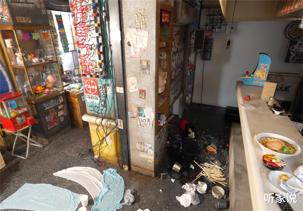 他在日本7.4级地震后,清理小公寓,锅碗瓢盆碎了一地,一片狼藉
