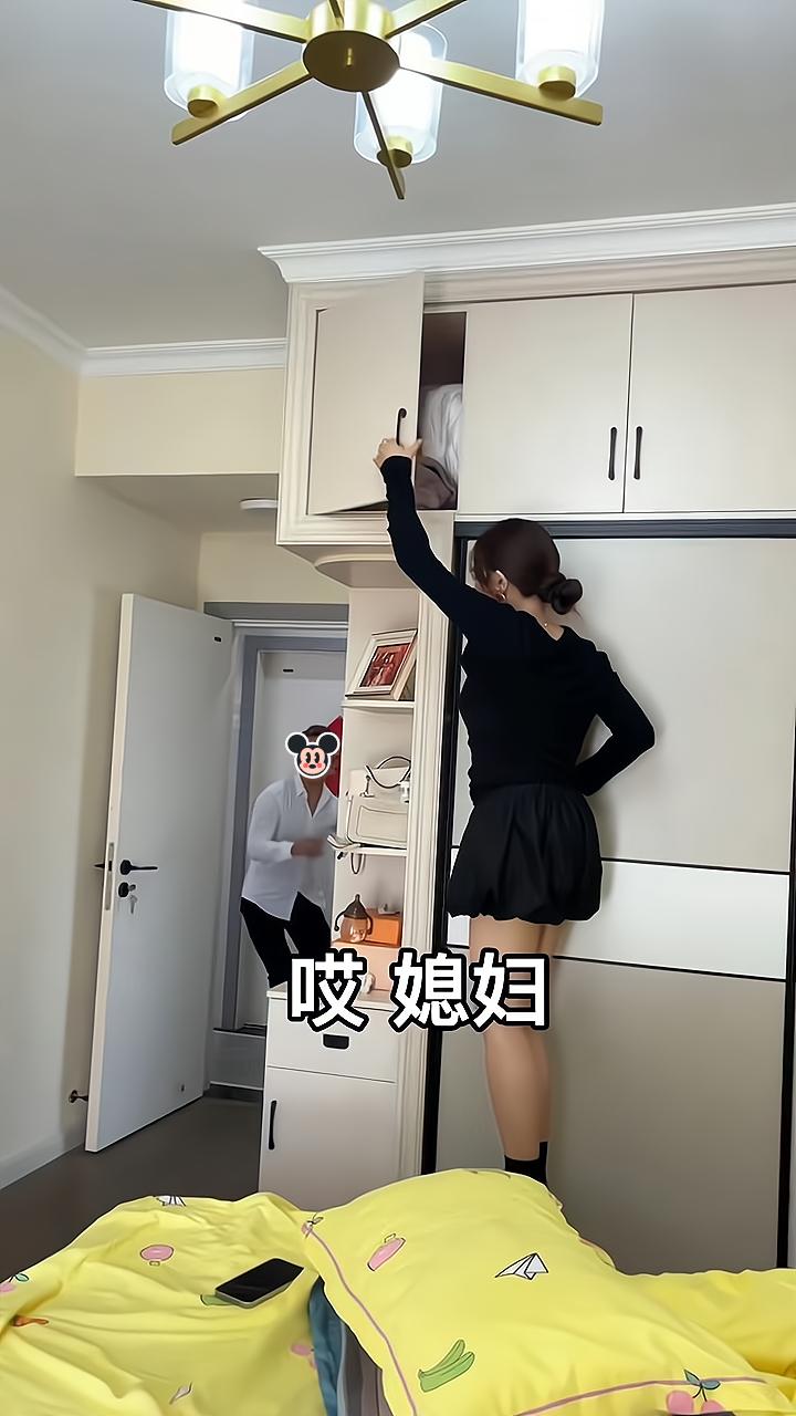 一男子藏私房钱差点被妻子发现，为了避免损失，上演一场弃车保帅