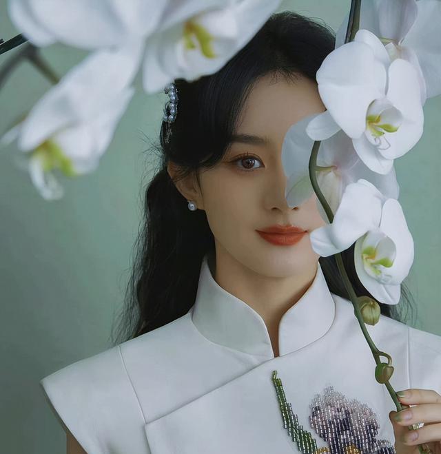 陈伟霆|陈伟霆赵丽颖同台梦回《老九门》,白色旗袍笑容甜美,掀起回忆杀