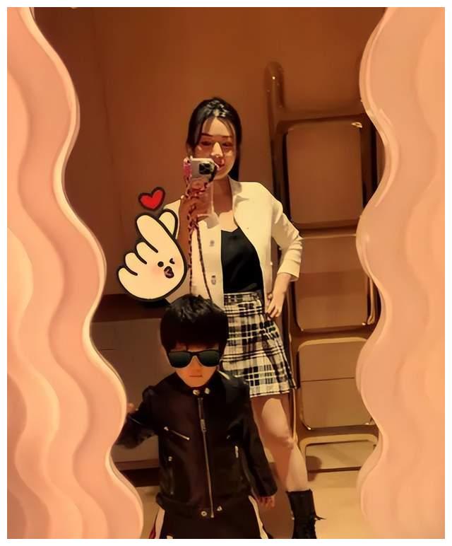 陈妍希晒母子合照为儿子庆生，首度公开星星近照，模样超像爸爸