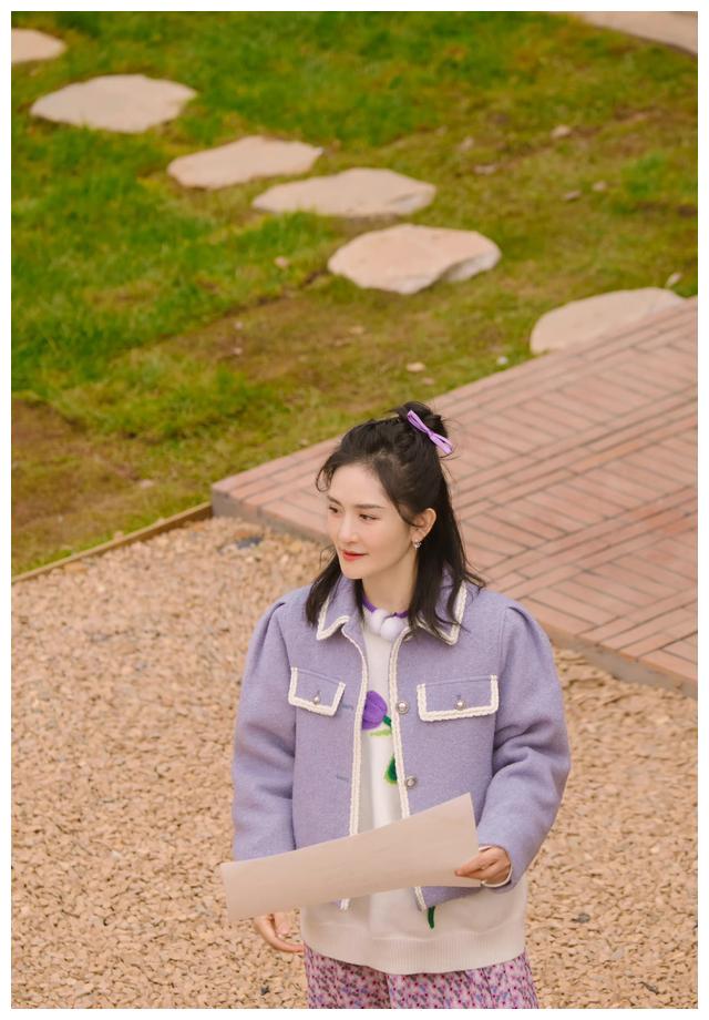 西装 娜姐主持风格转变,穿搭感up,宽肩服饰增添气质