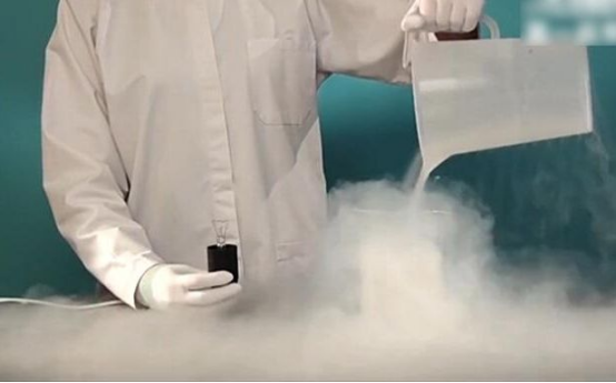 零下196℃的液氮到底有多可怕?与人接触后的变化让人惊讶