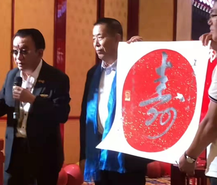 侯耀华|75岁侯耀华参加生日会！近10位年轻女性穿古装端菜，场面高端震撼