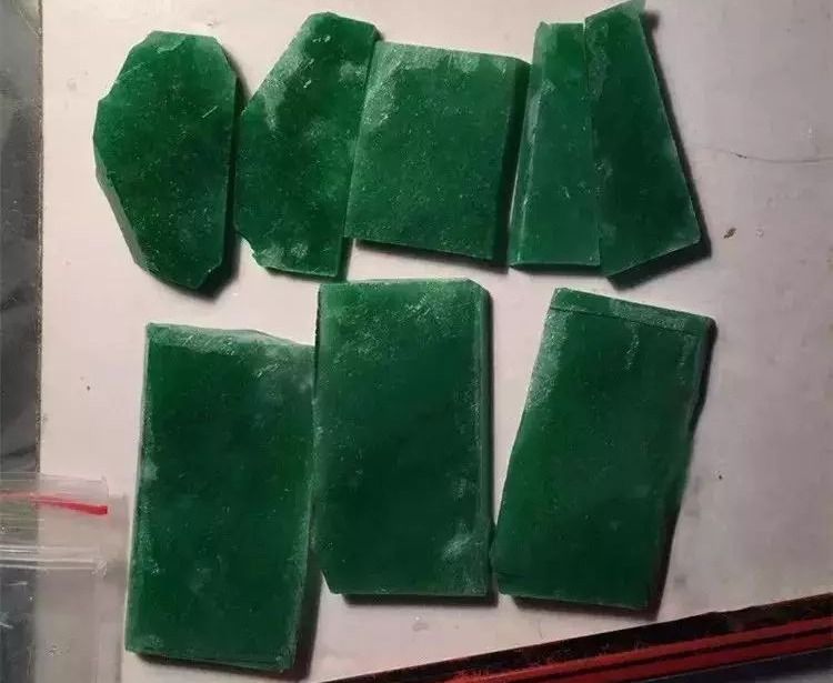翡翠|百万买下的“帝王绿”翡翠原石，没想到一刀切出一堆裂！