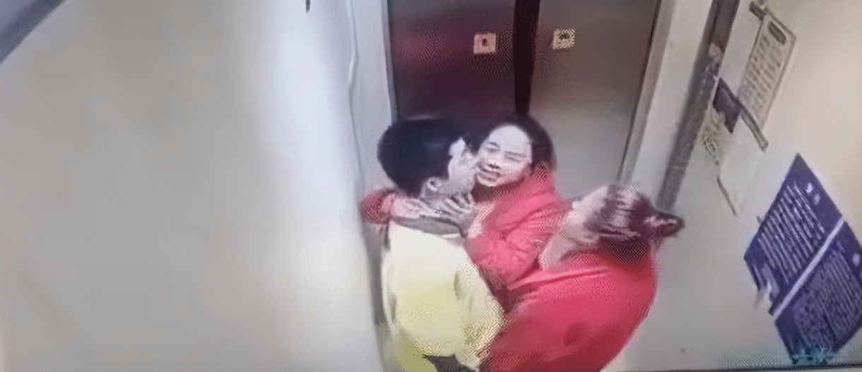 外卖小哥“左拥右抱”,电梯内与2名中年女子热吻