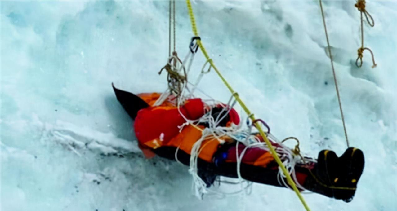 珠峰|珠峰“睡美人”:冰封9年无人问津,直到英国小伙不远万里来寻她