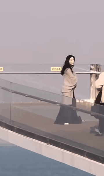 范冰冰|范冰冰和男友寺庙祈福，无名指戴大钻戒疑订婚，还有僧人专门陪护