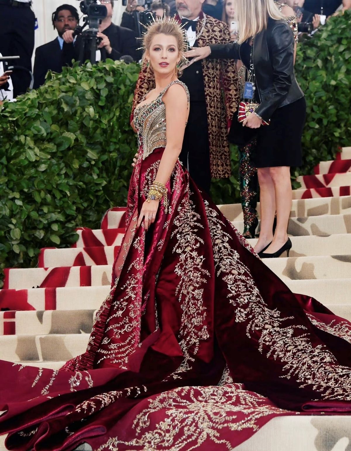 布莱克·莱弗利|女神艾莎穿成白天鹅，领口直接开到肚脐眼，网友：她更适合大红唇