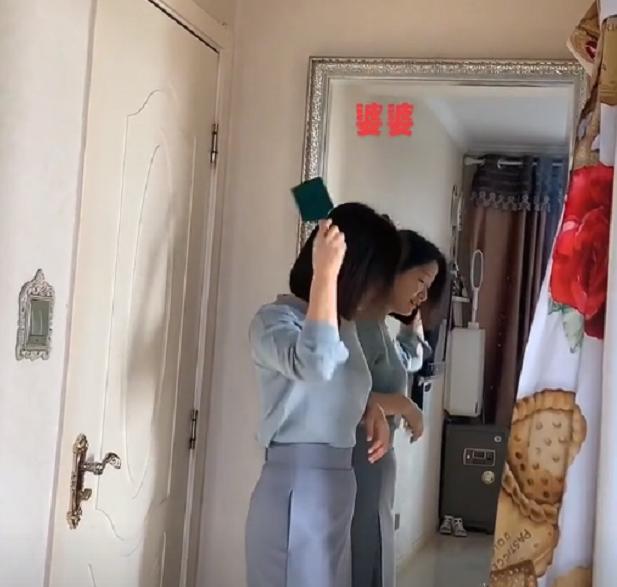 陕西一女子穿睡衣拖鞋跟婆婆身后,婆婆转身惊艳网友:差距有点大