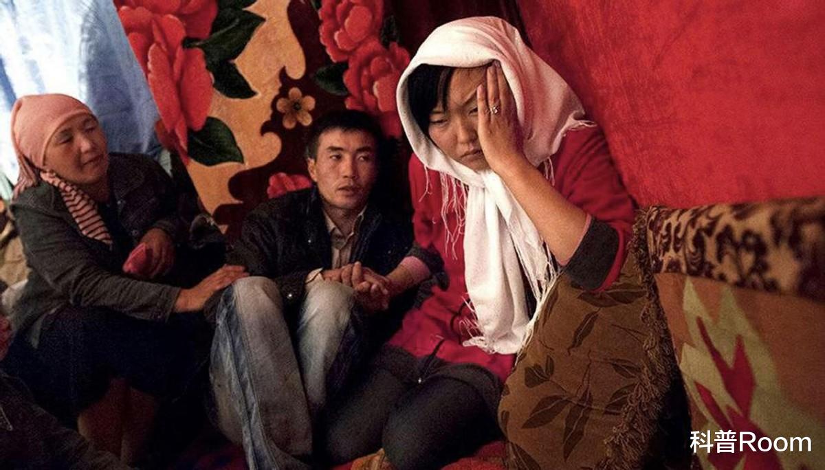 1/3媳妇都是抢的!吉国男人当街抢女孩,周围人不阻止还大声叫好