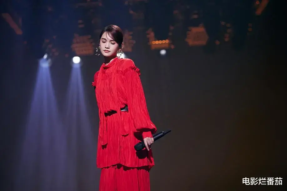 春晚|卫视春晚比美:baby离婚后美呆,关晓彤衣品没得挑,杨幂惊艳全场