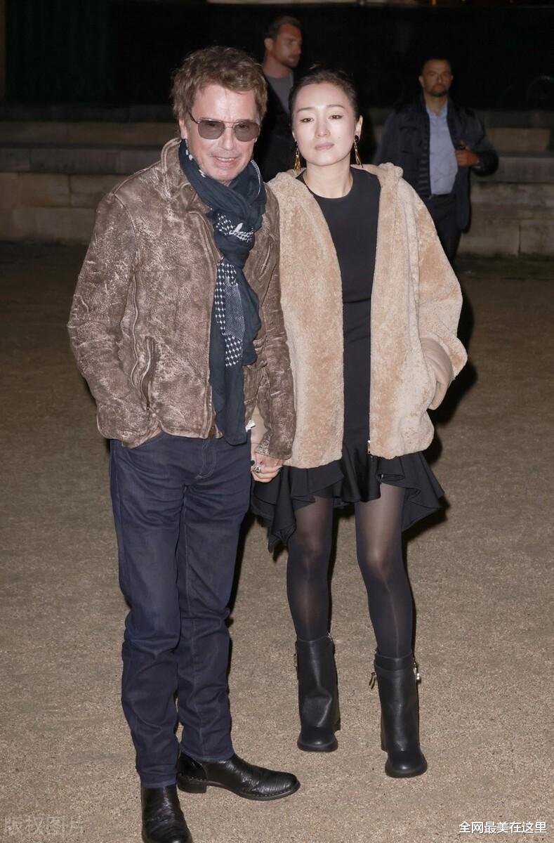 巩俐|巩俐在国外好低调，穿棉衣配棉靴像个老太太，比大17岁老公还显老