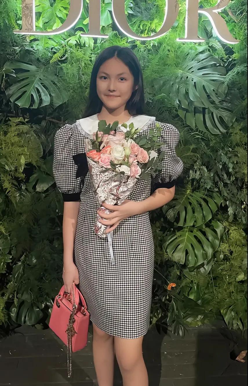 王诗龄|李湘女儿出席时尚活动，12岁王诗龄找到合适风格，名媛气质范儿