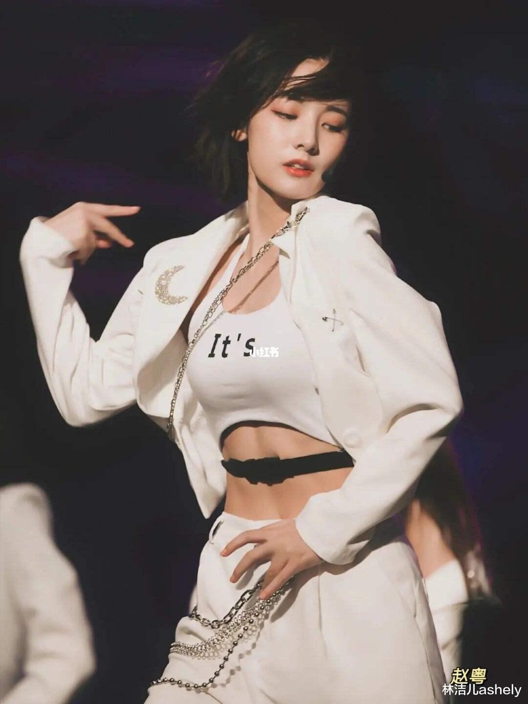 明星|女明星身材也那么卷？晒马甲线out了，现在流行像金晨这样晒腹肌