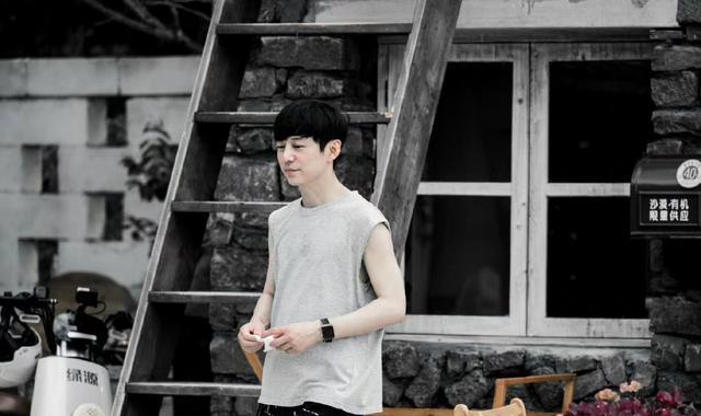 何炅|何炅一周行程安排得好满,只有周日空闲!网友:他天天能见到顶流