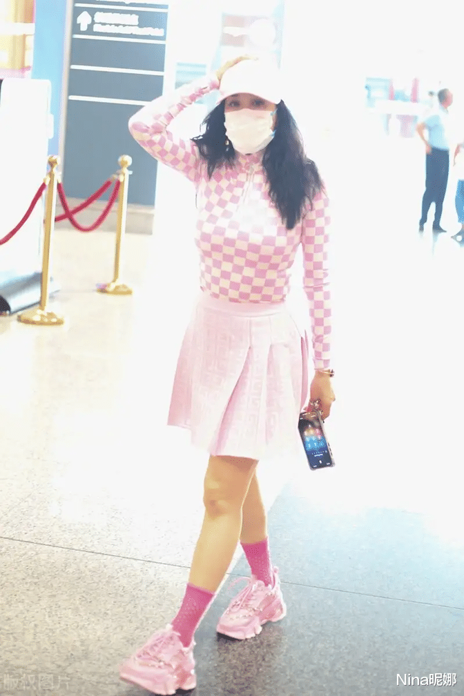 钟丽缇|钟丽缇突然瘦好多，穿芭比粉赶飞机看着像20岁，大小腿肌肉很明显