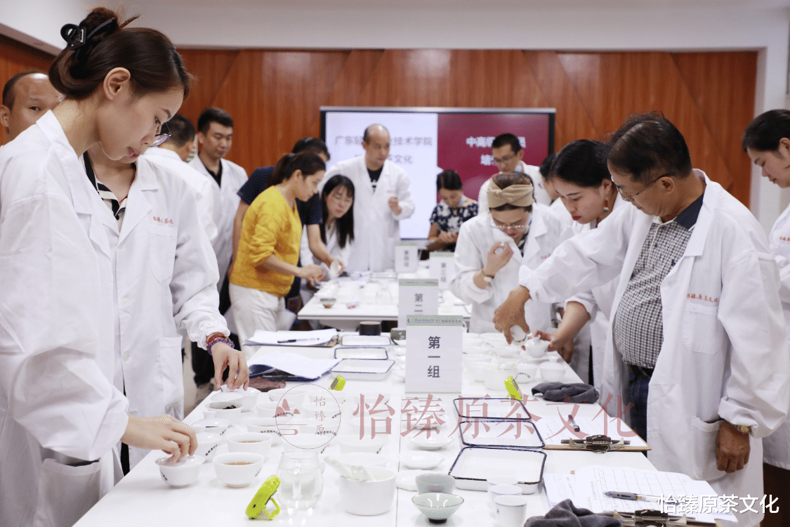 狂飙|《狂飙》大佬们真的很会喝茶，大嫂还是隐藏的白茶控？