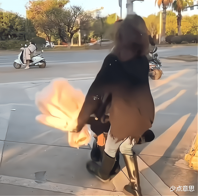 云南:男子街头下跪告白,被女子破口大骂:“能不能把格局打开”