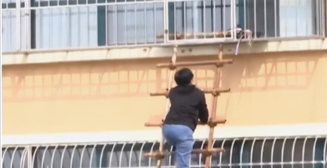 2021年,老人霸占楼梯5年,上楼需交50万过路费,不交钱就砸楼梯