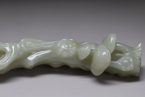 和田玉籽料|回流 舊藏和田玉籽料“灵芝玉如意”摆件 .