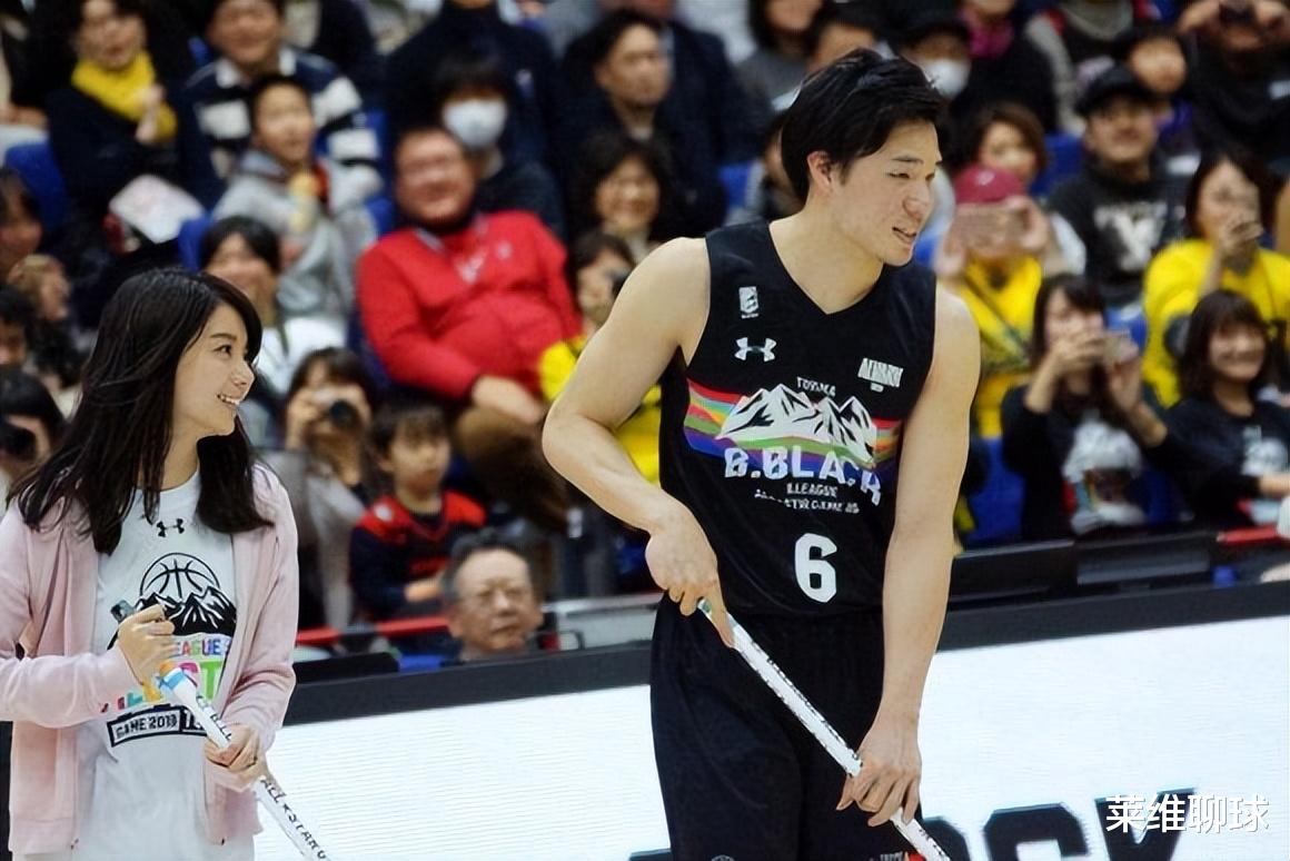 勇士队|日本巨星加盟NBA总冠军！或将帮勇士再拿一冠，美颜娇妻比他大7岁