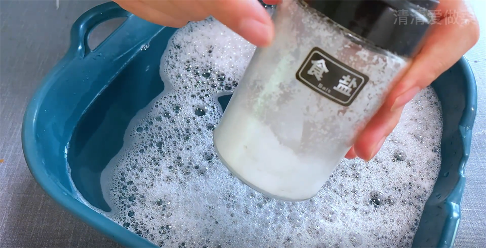 厨房的脏菜篮子，怎么刷都不干净？教你1招，用它泡一泡就搞定